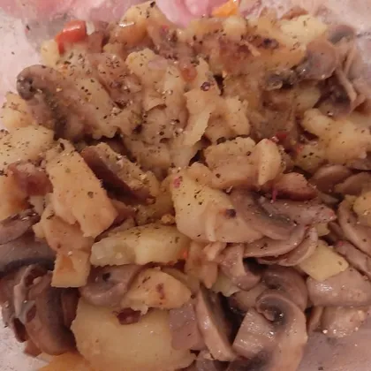 Жареная картошечка с грибами и луком )