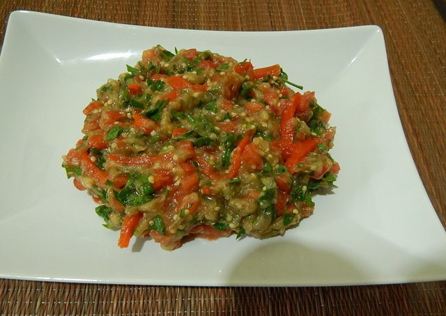 Салат с помидорами, перцем и запеченным баклажаном — рецепт с фото пошагово