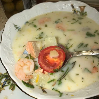 Сливочный суп из форели с креветками, розмарином и томатами Черри