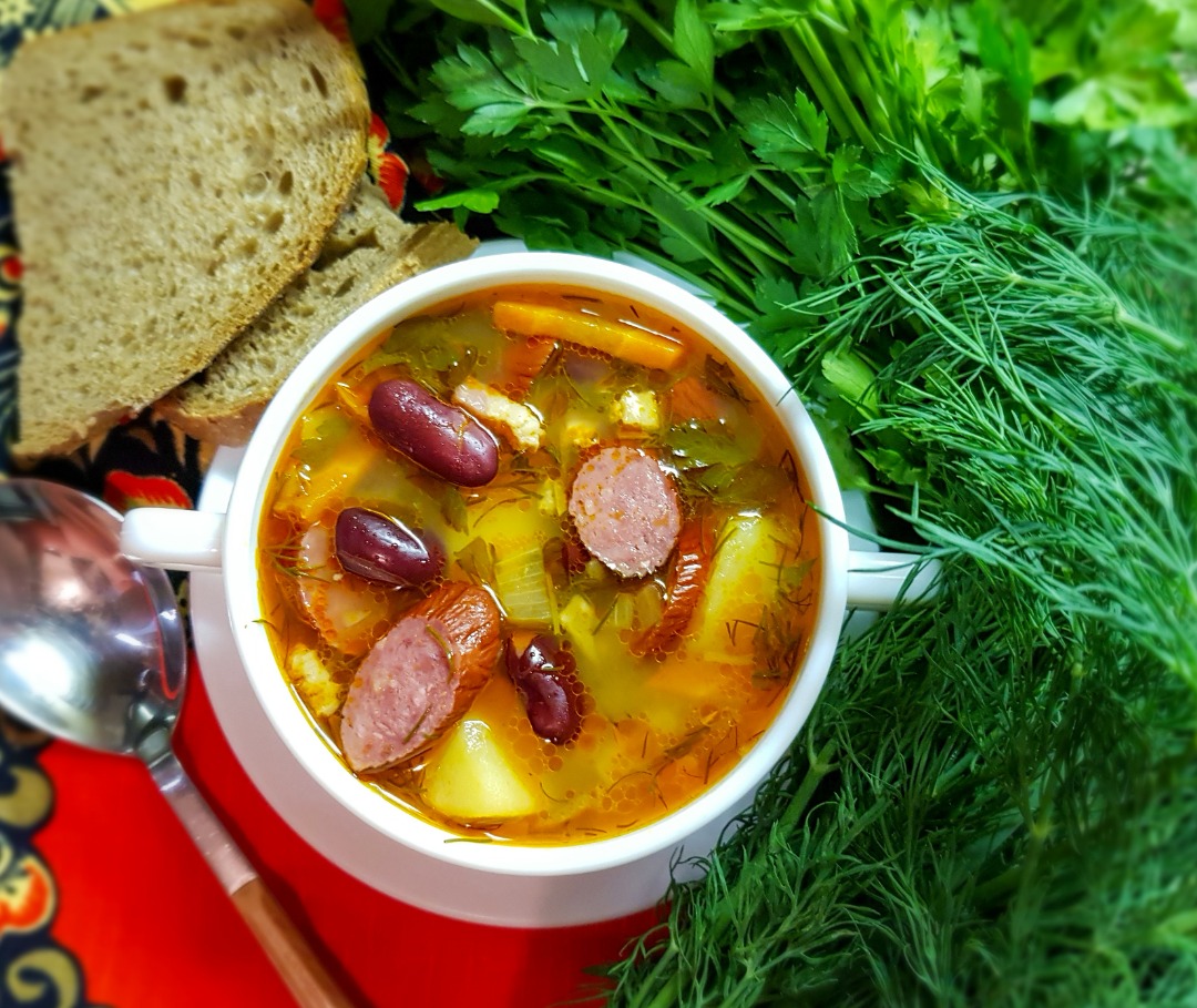 Быстрый фасолевый суп с охотничьими колбасками
