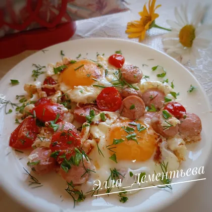 Яичница с сосисками и черри