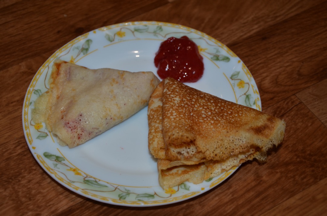 Заварные блины с соусом клубничным