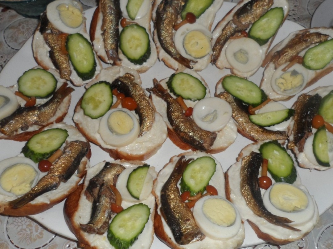 Бутерброды со шпротами, яйцами и свежими огурцами: рецепт - Лайфхакер