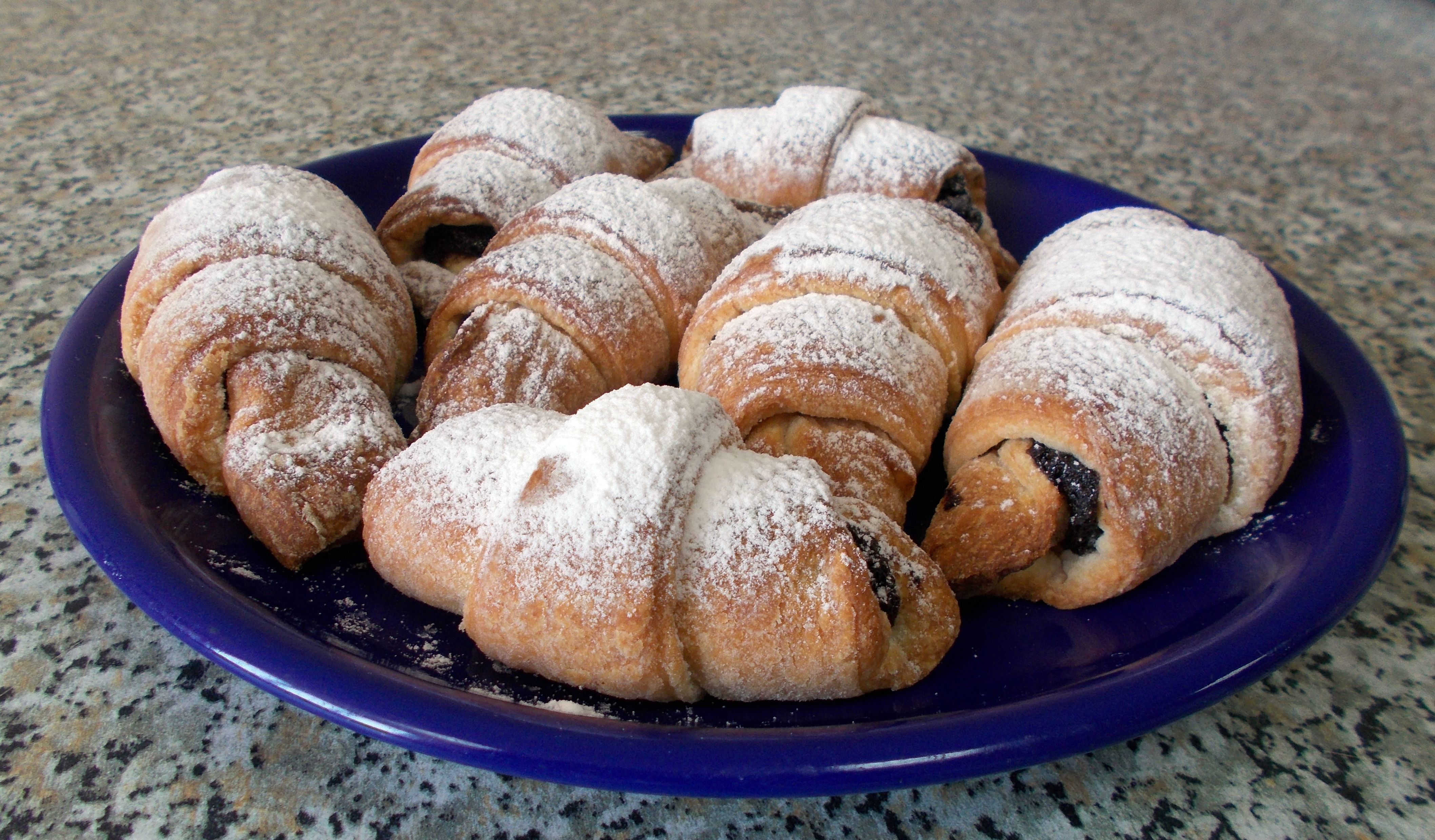 Круассан с шоколадной маковой начинкой