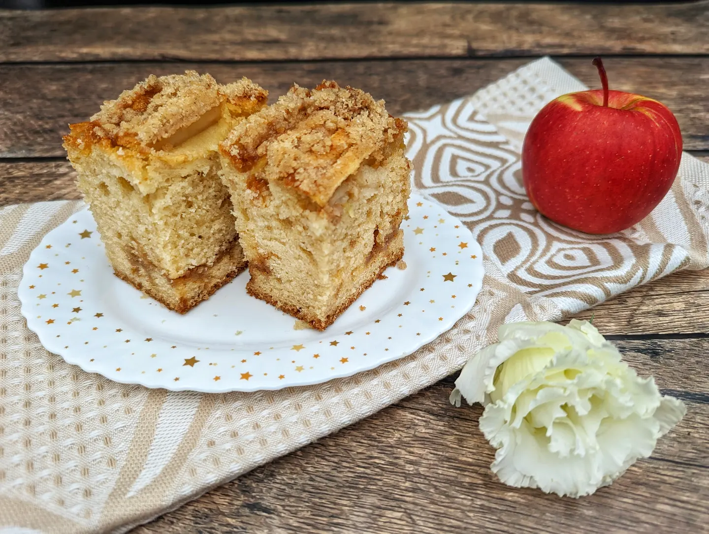 Пышный пирог на кефире с яблоками 