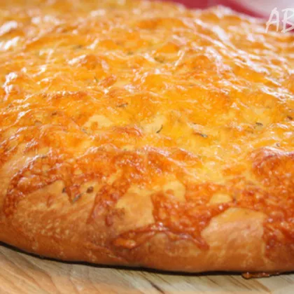 Вкусный и ароматный хлеб с сыром и чесноком