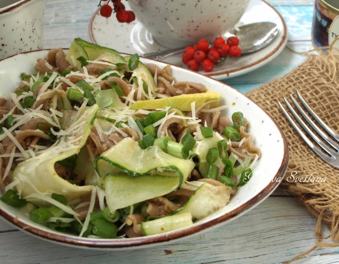 Теплый салат с тунцом и цельнозерновыми макаронами