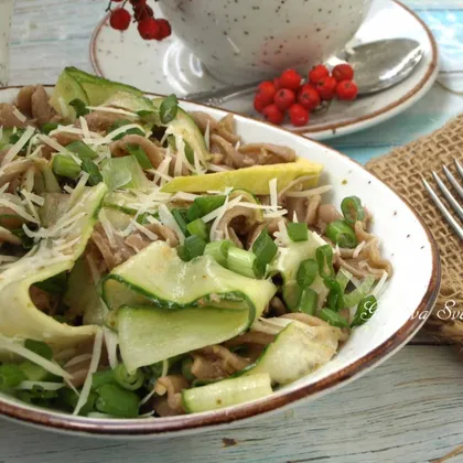 Теплый салат с тунцом и цельнозерновыми макаронами