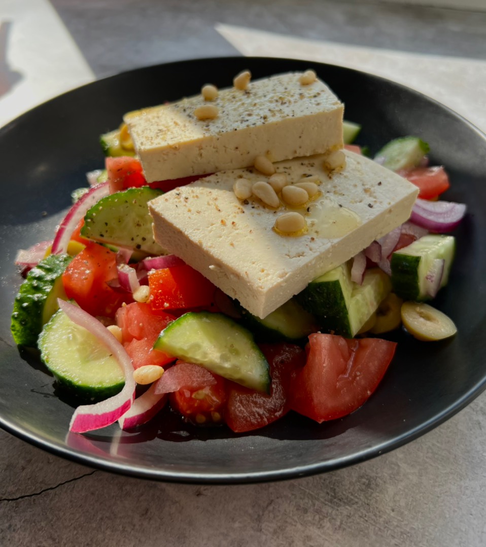 Салат с тофу и кедровыми орешками