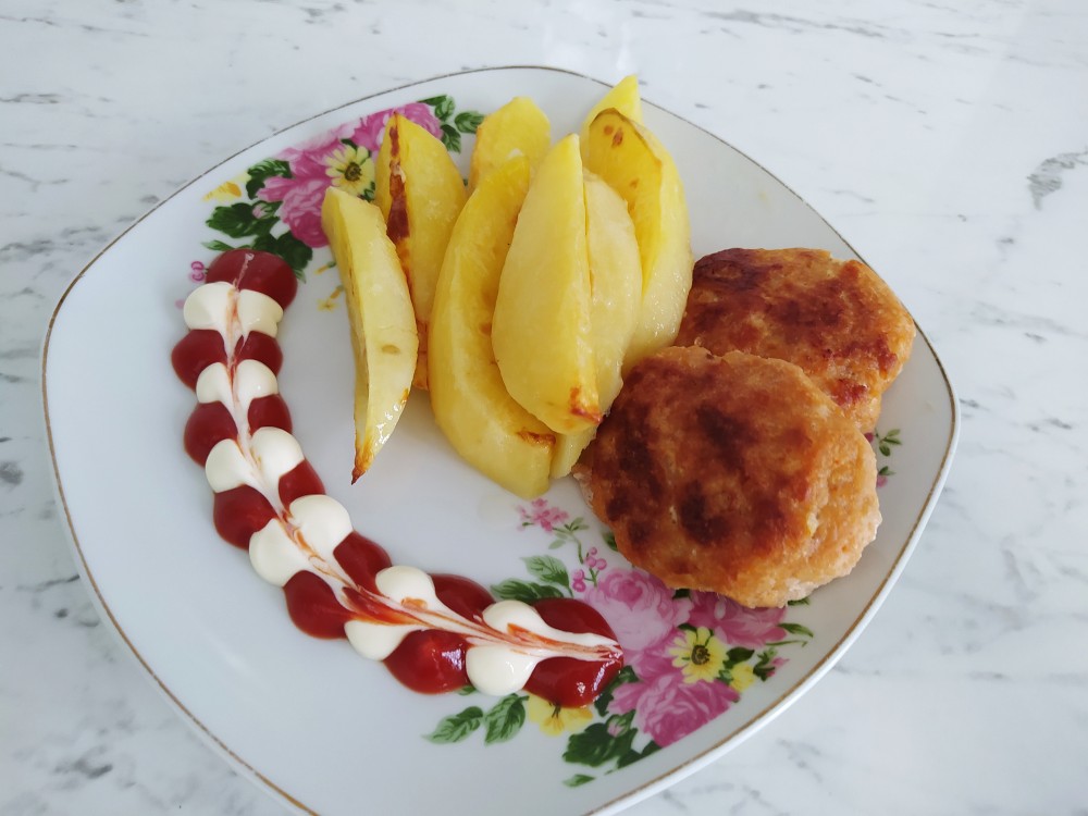 Запечённая в духовке куриная котлета с картошкой