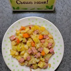 Рагу с колбасой и беконом