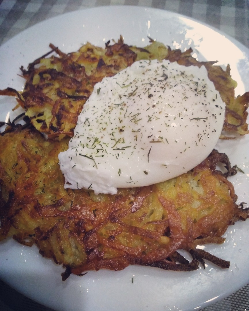 Решти с сыром и беконом под яйцом пашот