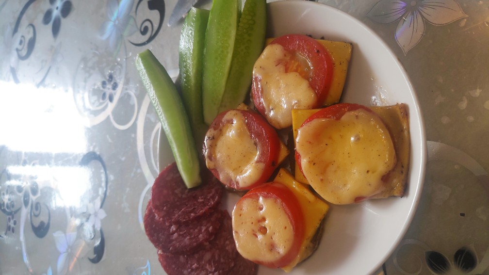 Кабачки с помидором и сыром