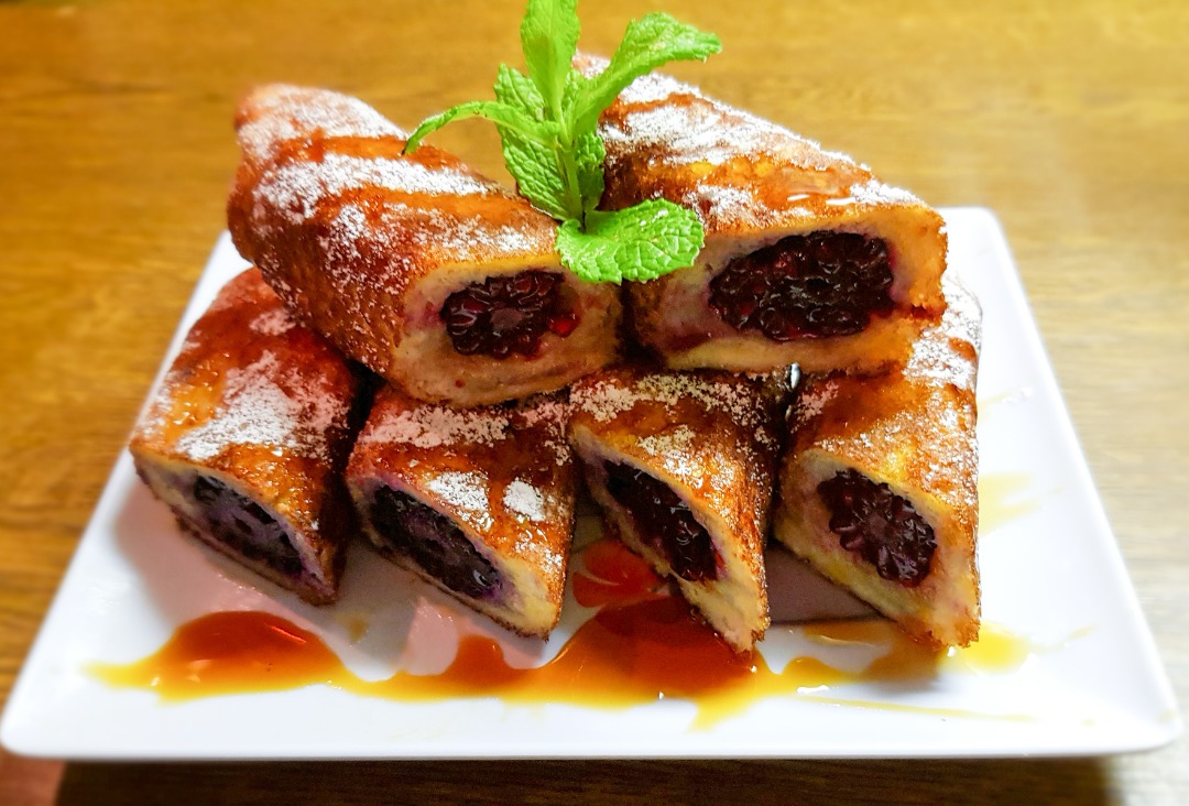 Хлебные рулетики с ежевикой
