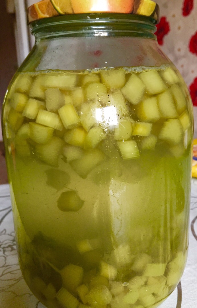 Освежающий компот из ревеня с мелиссой