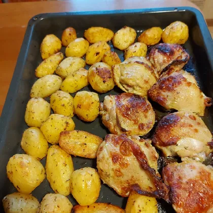 Картофель, запеченный в пряной заправке с куриными бёдрышками