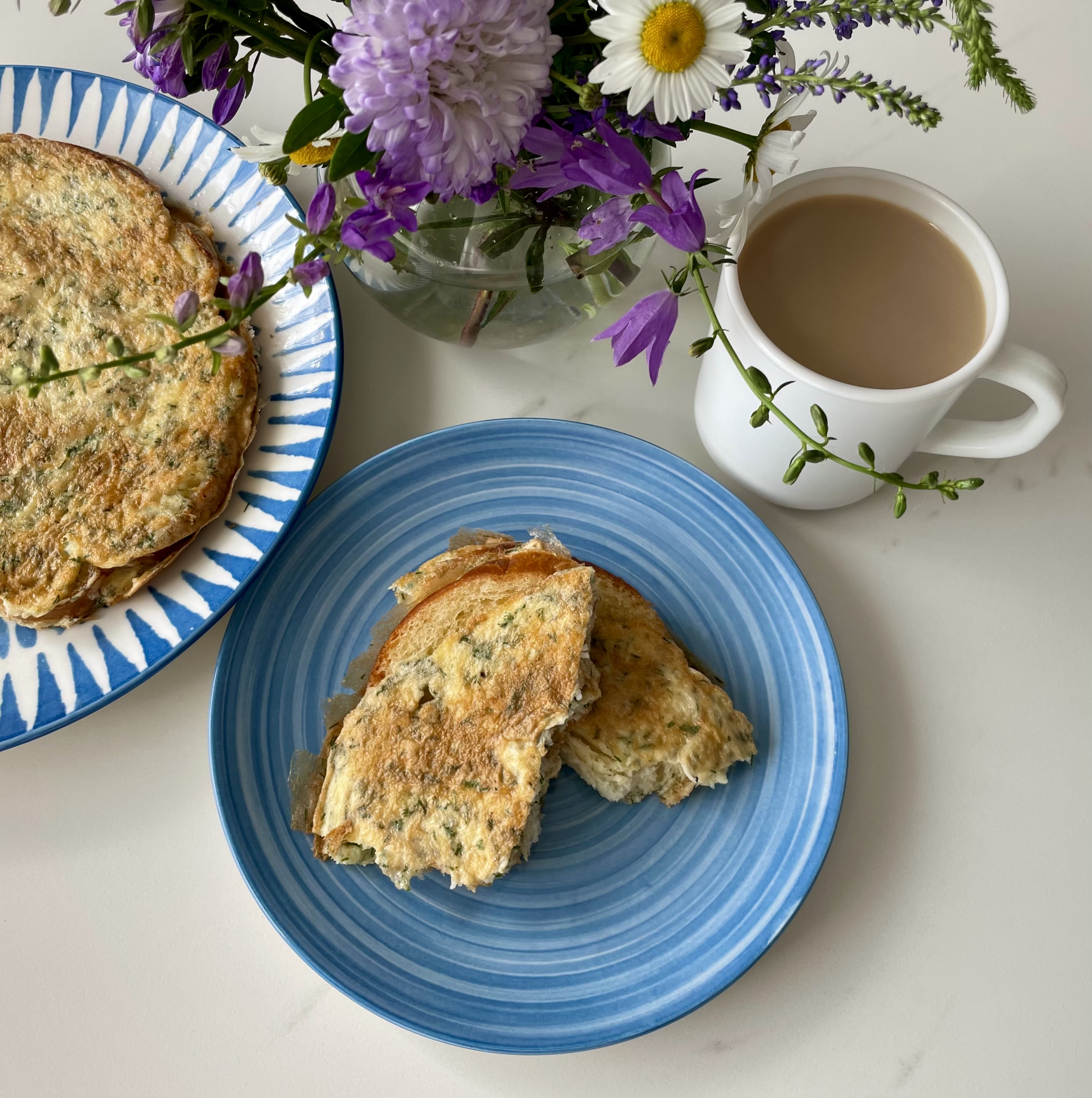 Гренки с яйцом, сыром и зеленью 