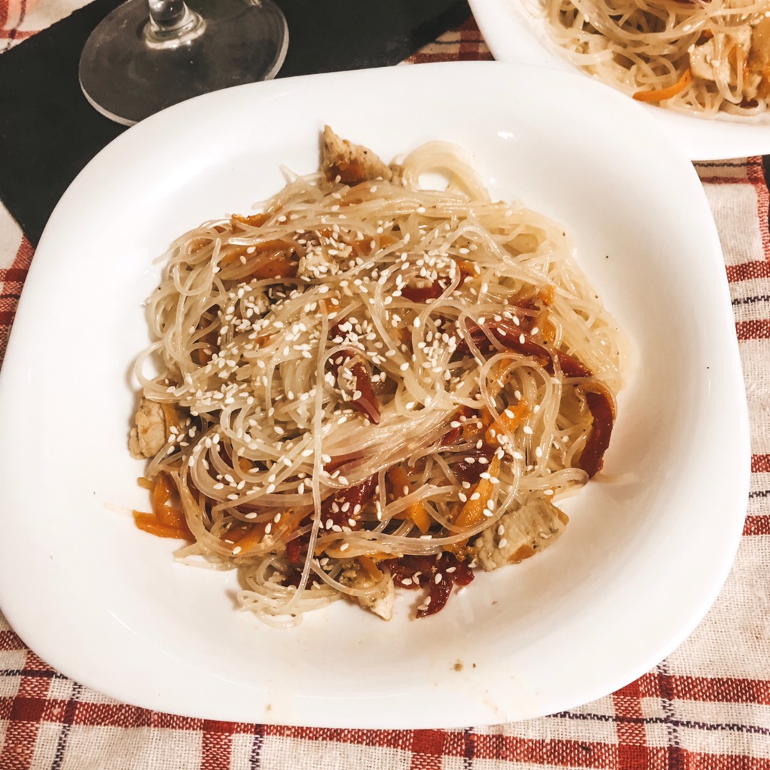 Фунчоза с куриной грудкой и овощами