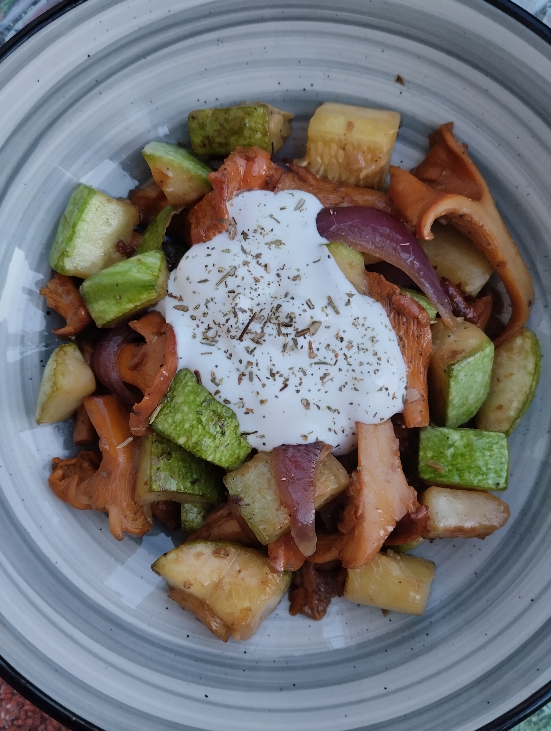 Соте из лисичек с кабачками