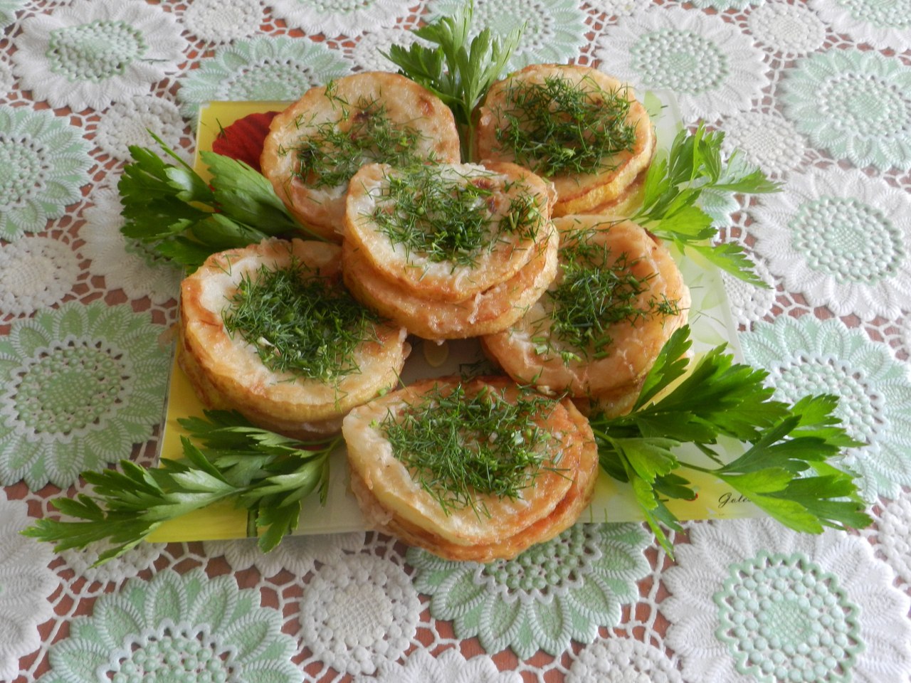 Жареные кабачки с чесноком и зеленью