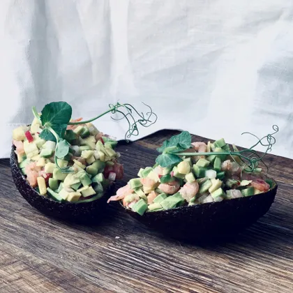Лёгкий салат из авокадо с креветками