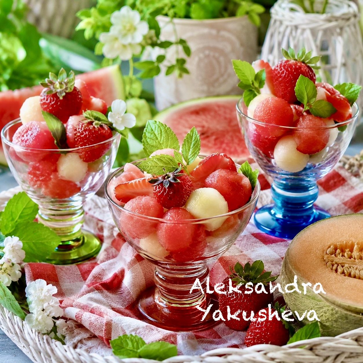 Фруктовый салат из арбуза, дыни и клубники