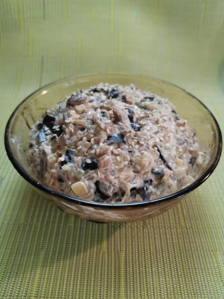 Баклажаны с творожно-чесночным соусом, сыром и кунжутом
