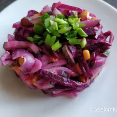 Свекольный салат с кукурузой и маринованными огурцами