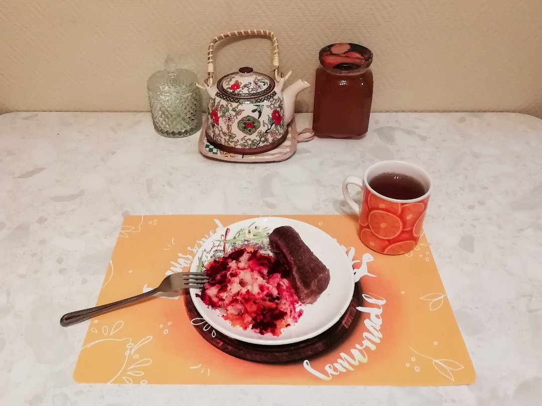 Варёная говядина с овощным ковром из свёклы, моркови и картофеля