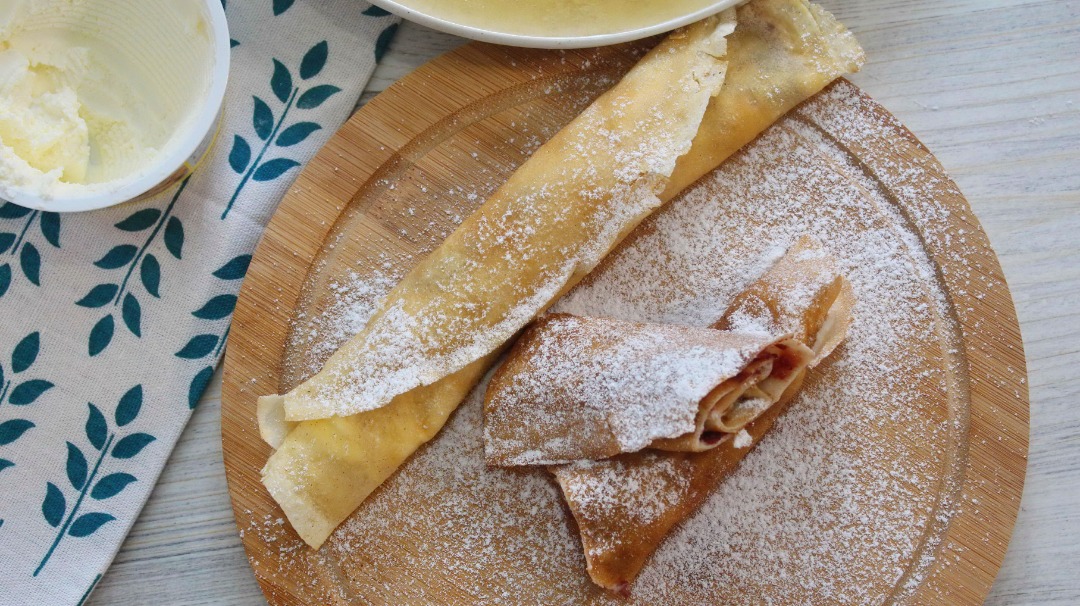 Блины с творожным сыром и вареньем