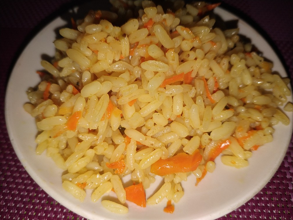 Рассыпчатый рис карри с луком и морковью в мультиварке