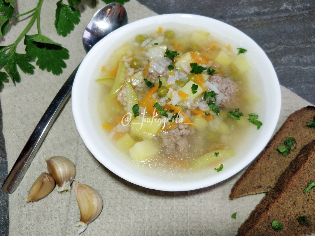 Суп с рисом, кабачком и горошком