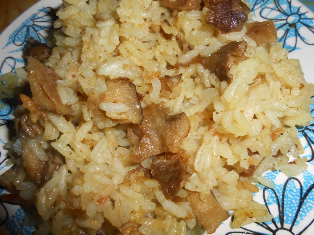 Рассыпчатый рисовый гарнир с грибами, горошком и кукурузой