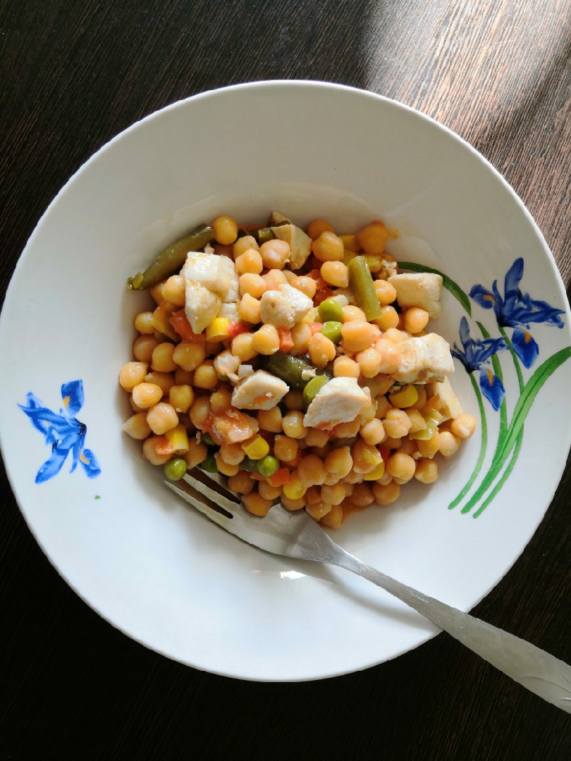 Нут с овощами и курицей