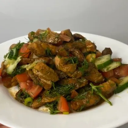 Сытный легкий салат с курицей