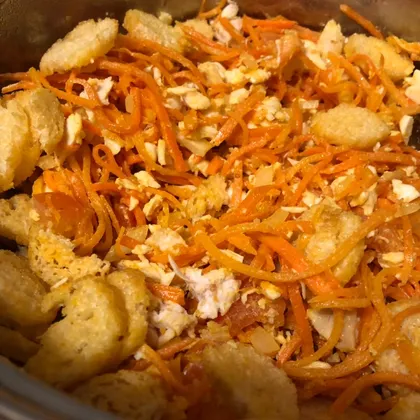 Салат с морковкой по-корейски и копчёной курицей