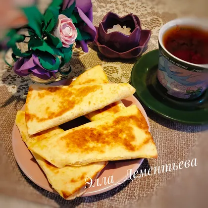 Мексиканская лепёшка с колбасой и сыром