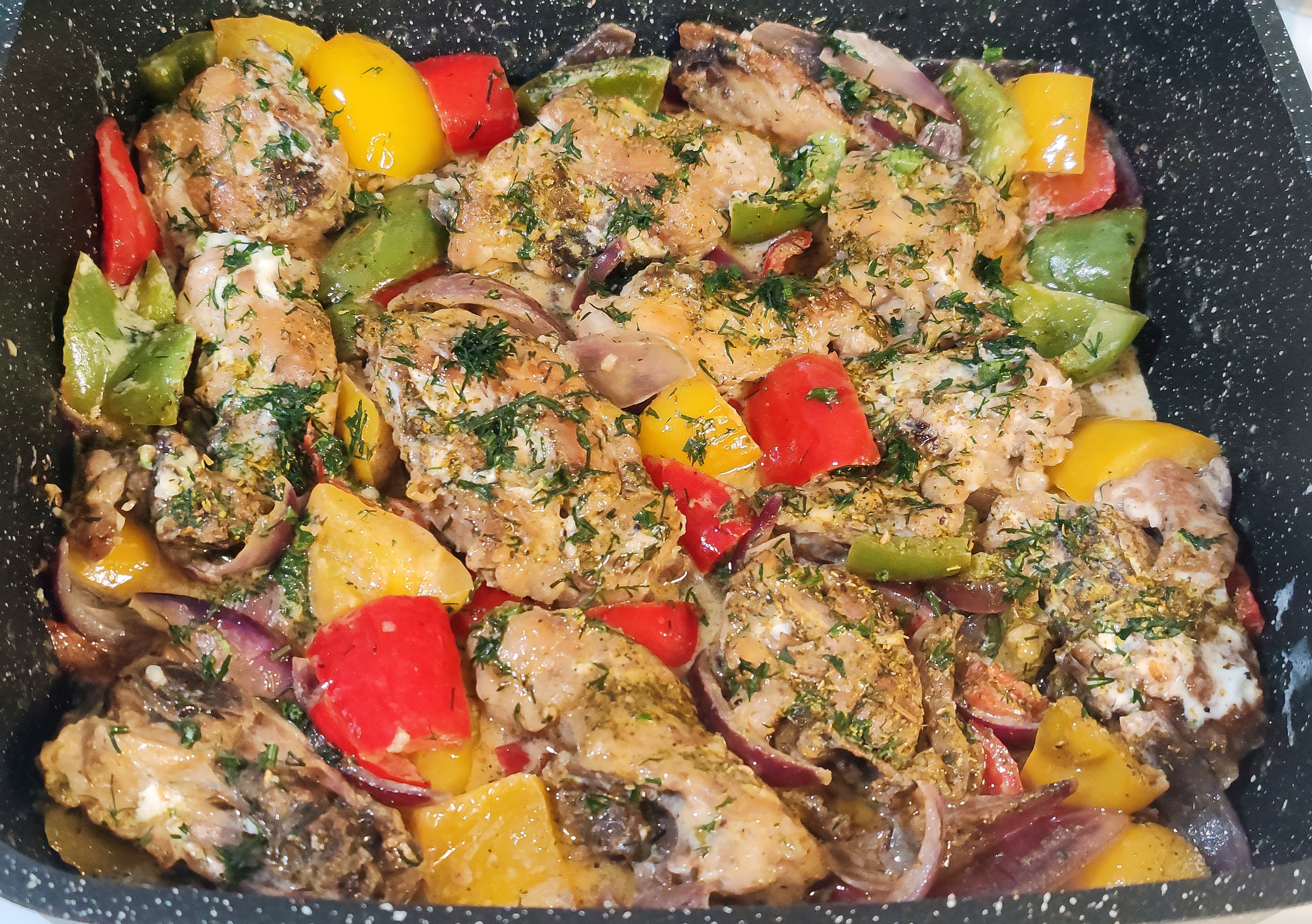 Куриные бёдра с луком и болгарским перцем в сметанно-чесночном соусе