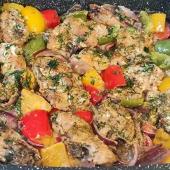 Куриные бёдра с луком и болгарским перцем в сметанно-чесночном соусе