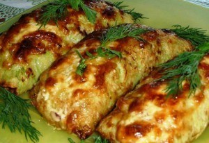 Кабачковый рулет с сосисками