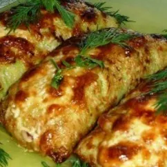 Кабачковый рулет с сосисками