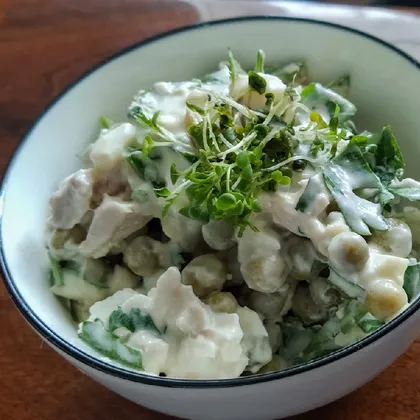 Белковый салат с курицей, горошком и домашним майонезом