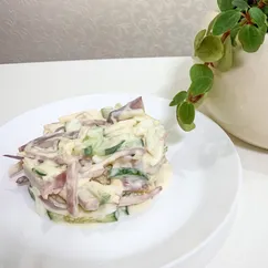 Необычный салат с кальмарами и сыром