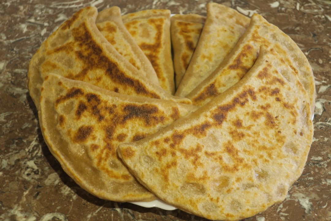 Кутабы из цельнозерновой муки с творогом и маслинами