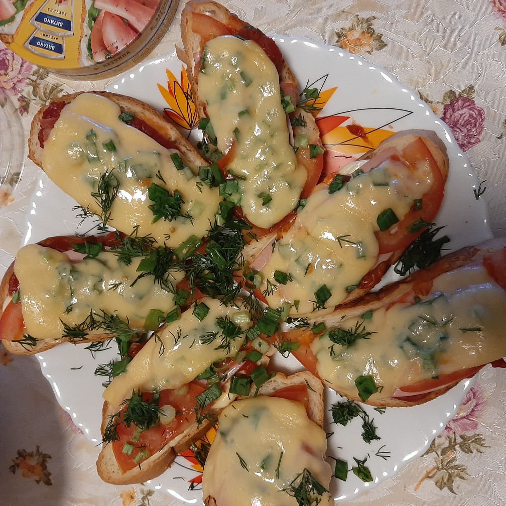 Кростини с колбасой, помидором и сыром