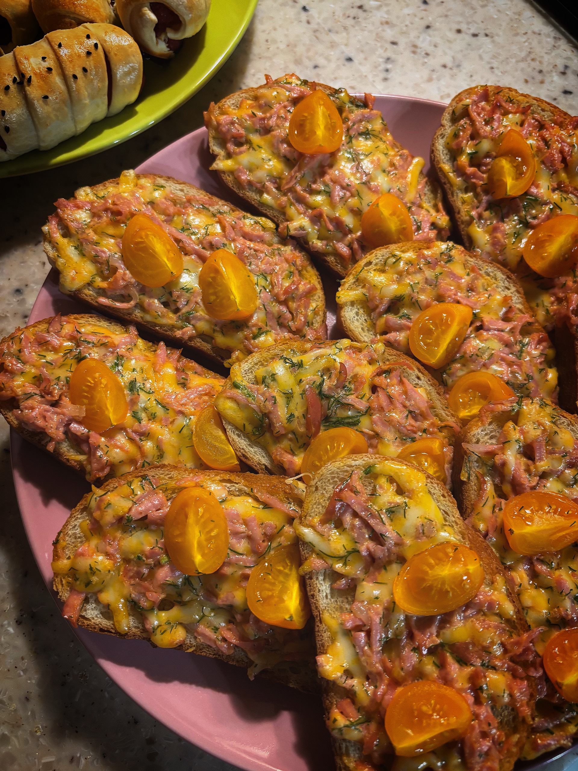 Горячие бутерброды-пицца