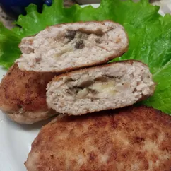 Зразы из куриного фарша с грибами и сыром