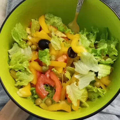 Салат овощной с маслинами