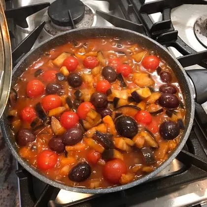 Паста с томатами, баклажанами и оливками