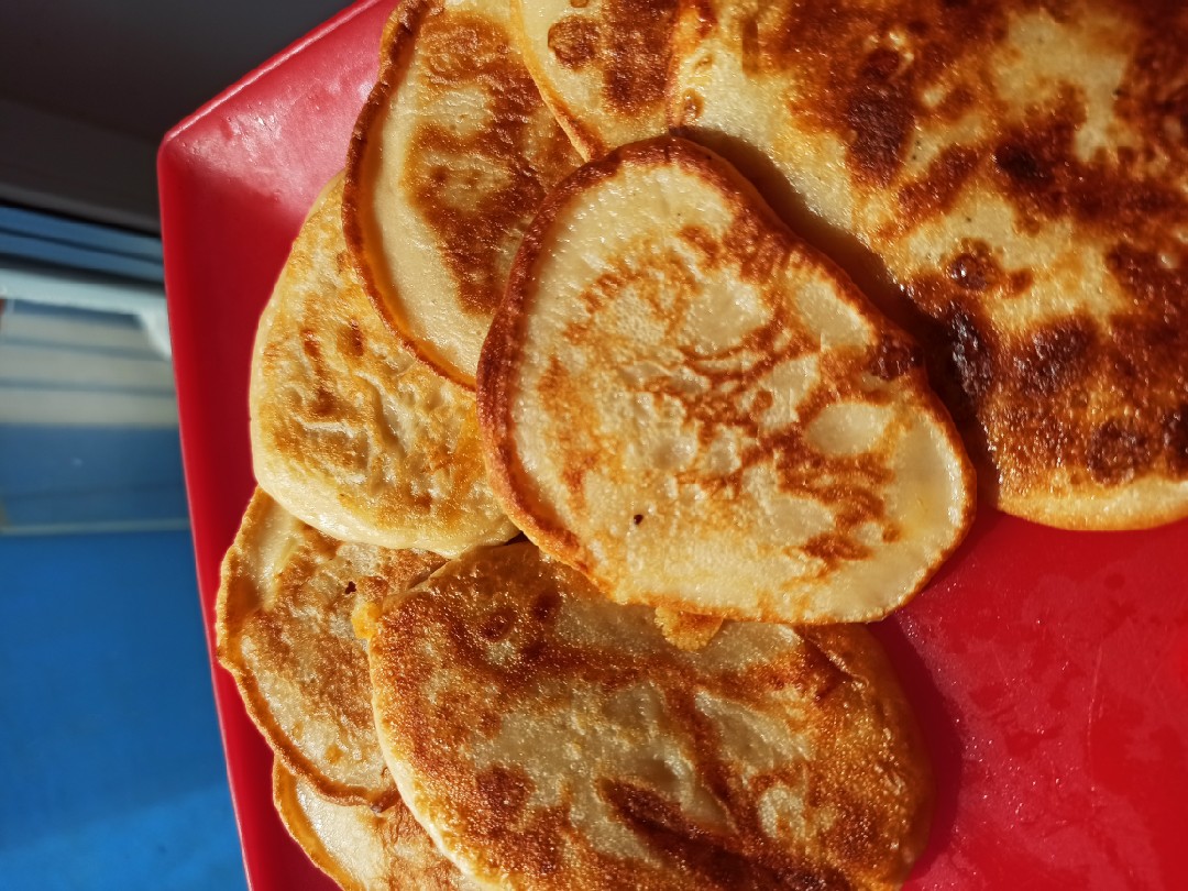 Оладушки на ряженке с сыром рецепт с фото пошаговый от Александра🥨🍝 -  Овкусе.ру